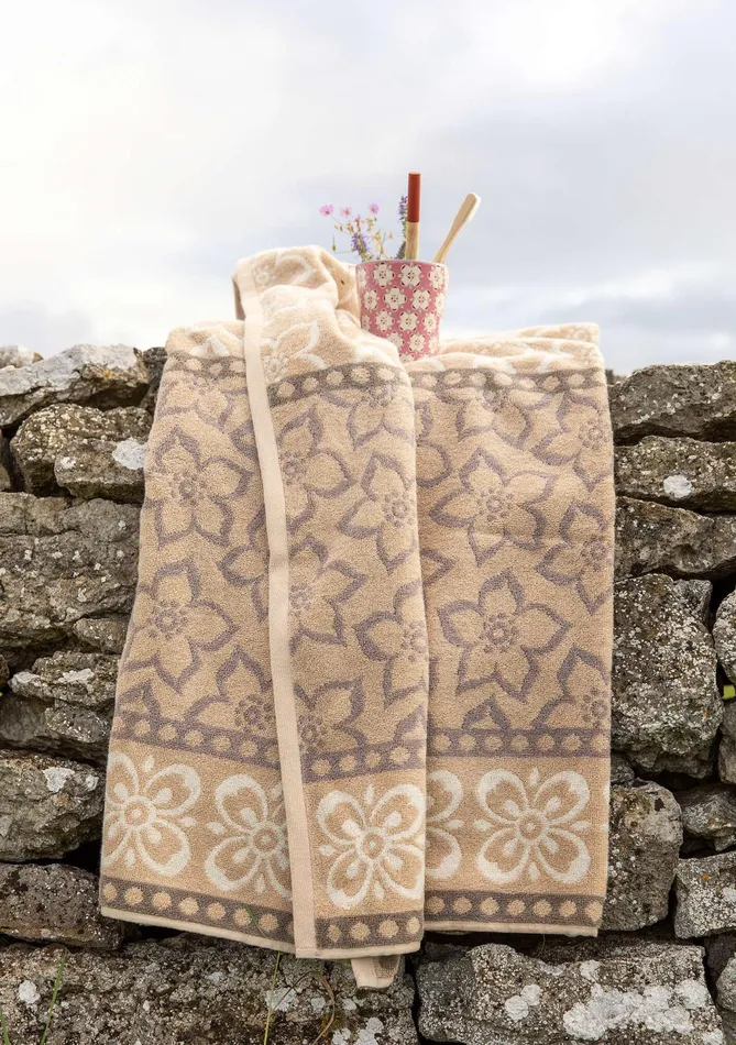 Gudrun Sjdn Flow Bath Towel In Organic Cotton Women Bathroom